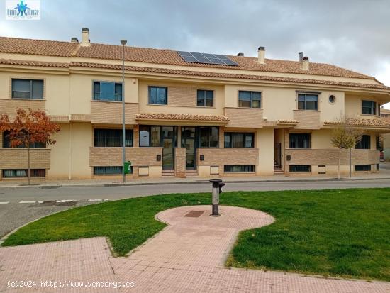 SE VENDE ADOSADO ESPECTACULAR CON ACABADOS DE LUJO EN ZONA CARREFOUR - ALBACETE