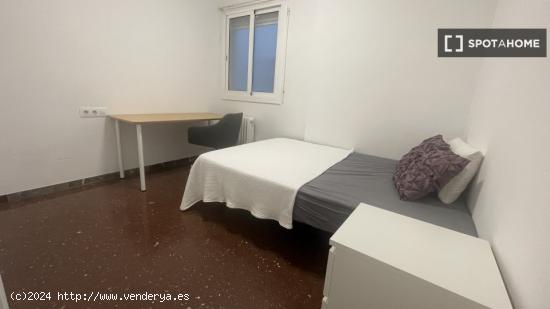 Habitación en piso compartido en barcelona. - BARCELONA