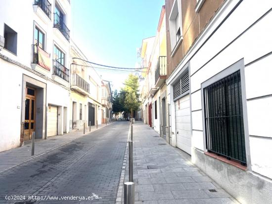 ALQUILER DE DOS PLAZAS DE GARAJE ANEXAS EN EL CENTRO - BADAJOZ