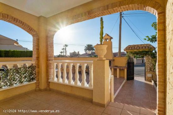 Chalet de 5 dormitorios y piscina privada en Las Mimosas - ALICANTE