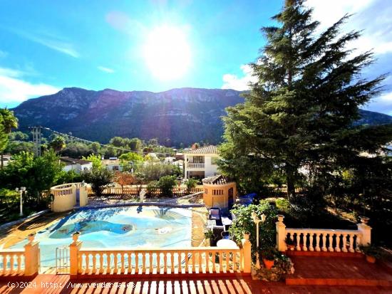 Una casa elegante con piscina e impresionantes vistas a la montaña - VALENCIA