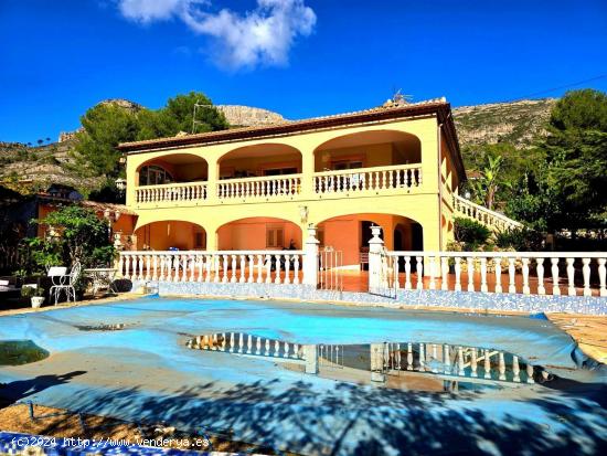 Una casa elegante con piscina e impresionantes vistas a la montaña - VALENCIA