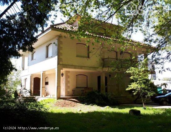 PRECIOSO CHALET DE TRES PLANTAS EN ZONA DE LALIN.