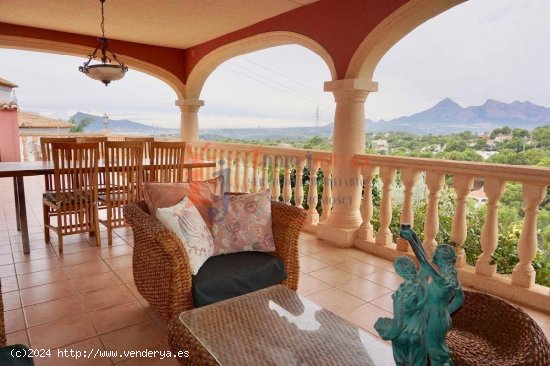 Chalet independiente con vistas al mar.