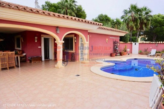 Chalet independiente con vistas al mar.