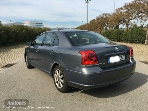 Toyota Avensis Sedan de 2004 con 257.000 Km por 3.200 EUR. en Girona