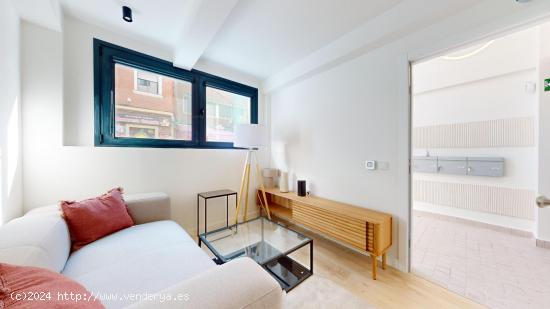 Duplex planta calle con terraza - MADRID