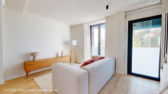 Duplex planta calle con terraza - MADRID