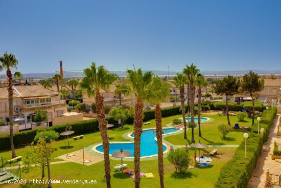 Bungalow en planta alta en residencial con piscina comunitaria, en aguas nuevas - ALICANTE