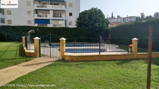 Piso en recinto cerrado con aparcamiento a la entrada del Rincón de la Victoria - MALAGA