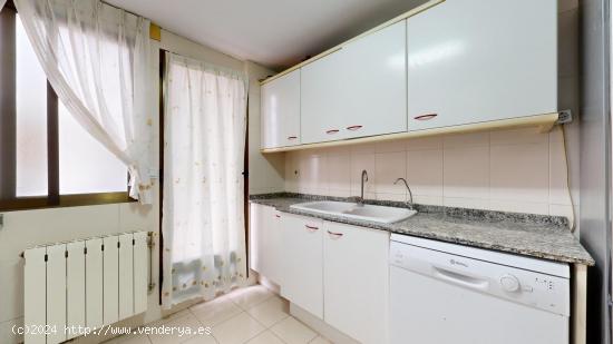 Increible vivienda con garaje y trastero en zona calle Valencia - VALENCIA