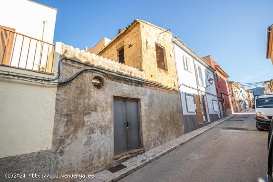 Casa de cuatro dormitorios, patio y garaje en Andratx. - BALEARES