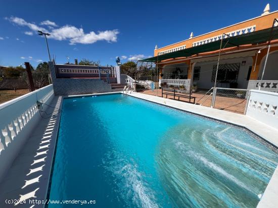 PRECIOSO CHALET EN UN ENTORNO RURAL MUY TRANQUILO, CON TODOS LOS SERVICIOS - VALENCIA