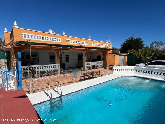 PRECIOSO CHALET EN UN ENTORNO RURAL MUY TRANQUILO, CON TODOS LOS SERVICIOS - VALENCIA