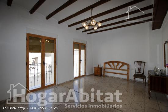 ¡EXCELENTE UBICACIÓN! AMPLIA CASA LUMINOSA CON TERRAZA Y BALCÓN - VALENCIA