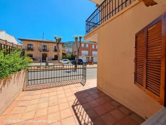 CASA ADOSADA BIEN SITUADA EN LA AVENIDA DE GENOVÉS - VALENCIA