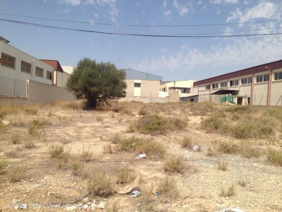 Parcela de 2000 m2 con una edificación de  1200m2, en polígono campo alto. - ALICANTE