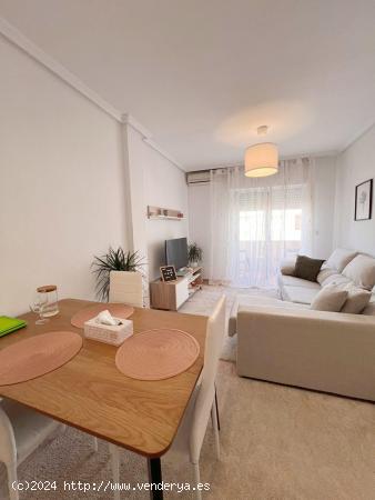 Apartamento dúplex con tres dormitorios en Torrevieja - ALICANTE