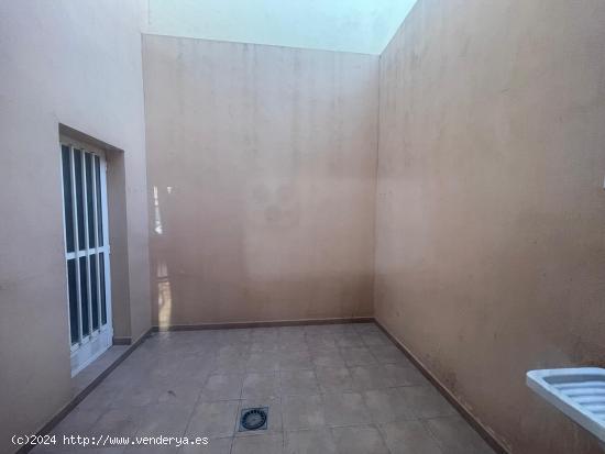 SE VENDE ADOSADO EN CAMPOHERMOSO - ALMERIA