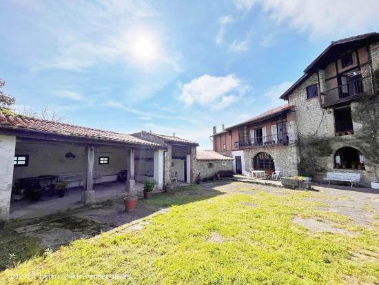  ¡Bienvenidos al hogar de tus sueños en Castanedo: donde la historia se une al calor del hogar en 