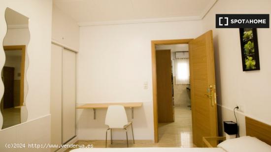 Se alquila habitación para parejas en un apartamento de 3 dormitorios en Poblats - VALENCIA