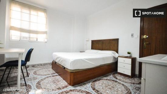 Amplia habitación con cama doble en alquiler en Algirós - VALENCIA