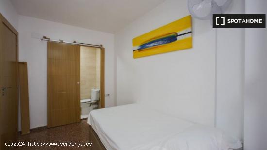 Se alquilan habitaciones en tranquilo apartamento de 5 habitaciones en Algirós - VALENCIA