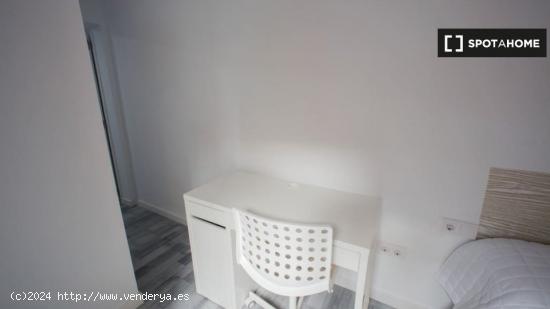 Habitación moderna en alquiler en el apartamento de 5 dormitorios en Camins al Grau. - VALENCIA