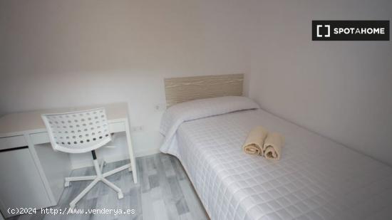 Habitación moderna en alquiler en el apartamento de 5 dormitorios en Camins al Grau. - VALENCIA