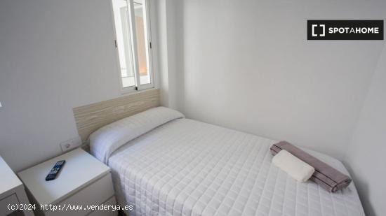 Habitación ordenada en alquiler en el apartamento de 5 dormitorios en Camins al Grau - VALENCIA