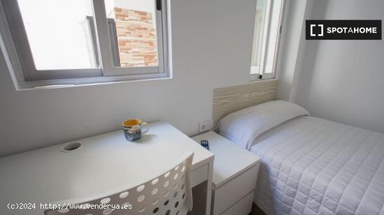 Habitación ordenada en alquiler en el apartamento de 5 dormitorios en Camins al Grau - VALENCIA