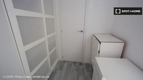 Habitación ordenada en alquiler en el apartamento de 5 dormitorios en Camins al Grau - VALENCIA