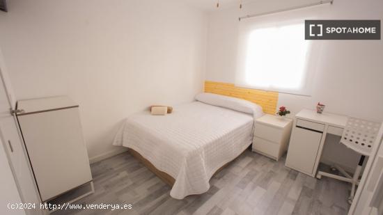 Acogedora habitación en alquiler en el apartamento de 5 dormitorios en Camins al Grau - VALENCIA