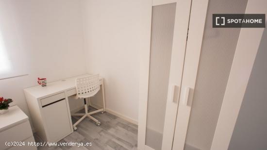 Acogedora habitación en alquiler en el apartamento de 5 dormitorios en Camins al Grau - VALENCIA