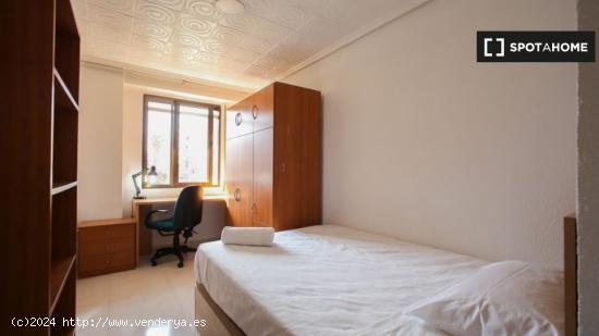 Se alquila habitación ordenada en un apartamento de 4 habitaciones en Camins al Grau - VALENCIA