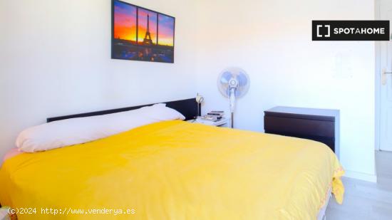 Colorida habitación en alquiler en apartamento de 3 dormitorios en Poblats Marítims - VALENCIA