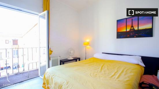 Colorida habitación en alquiler en apartamento de 3 dormitorios en Poblats Marítims - VALENCIA