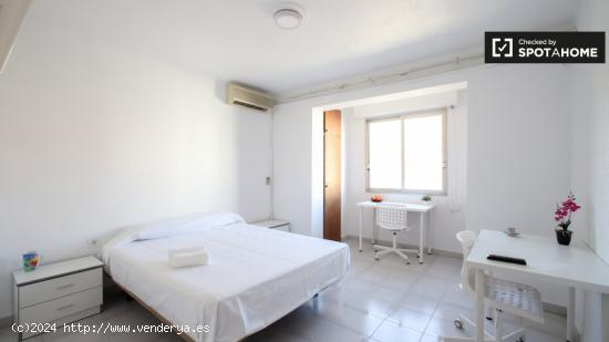 Gran habitación en alquiler en apartamento de 3 dormitorios en Camins al Grau. - VALENCIA