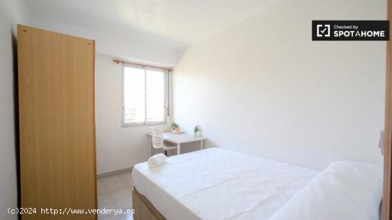 Gran habitación en alquiler en apartamento de 3 dormitorios en Camins al Grau. - VALENCIA