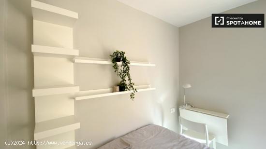 Habitación luminosa con balcón en alquiler en apartamento de 3 dormitorios en Camins al Grau - VAL