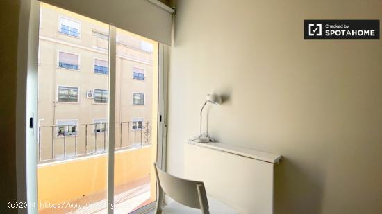 Elegante habitación con baño privado en alquiler en un apartamento de 3 dormitorios en Camins al G