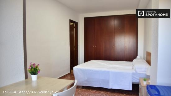 Se alquila habitación en piso de 3 dormitorios en valencia. - VALENCIA