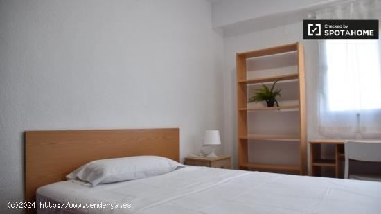 Se alquila habitación en piso de 3 dormitorios en valencia. - VALENCIA