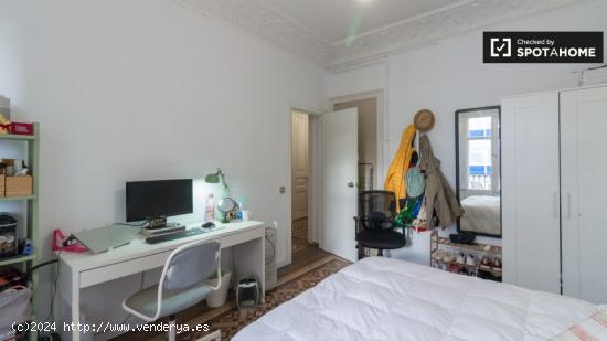 Se alquila habitación en apartamento de 9 dormitorios en el Eixample, Barcelona - BARCELONA