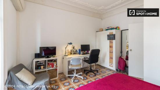 Se alquila habitación en apartamento de 9 dormitorios en el Eixample, Barcelona - BARCELONA