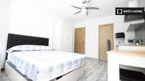 Se alquila habitación en piso de 4 dormitorios en L'Amistat, Valencia - VALENCIA