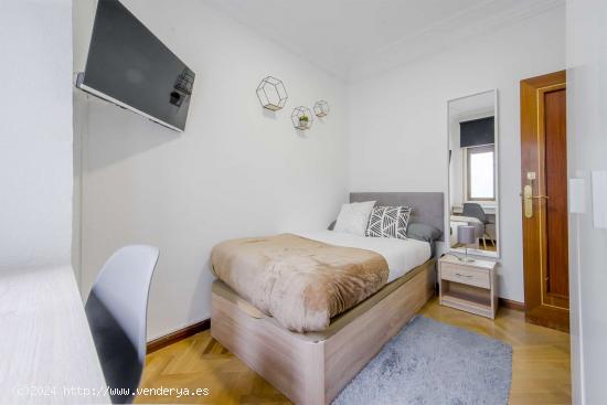  Se alquila habitación en piso compartido en Madrid - MADRID 