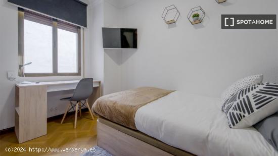 Se alquila habitación en piso compartido en Madrid - MADRID