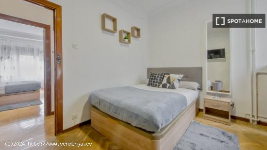 Se alquila habitación en piso compartido en Madrid - MADRID