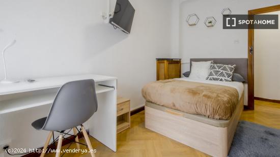 Se alquila habitación en piso compartido en Madrid - MADRID